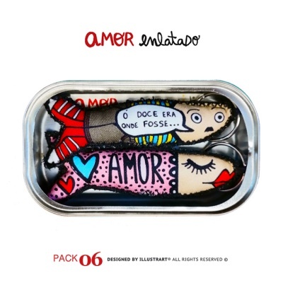 Duas peixinhos de tecido coloridos em embalagem metálica, texto 'amor enlatado' e 'PACK 06' no fundo branco.