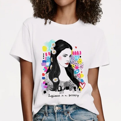T-shirt branca com ilustração colorida e texto