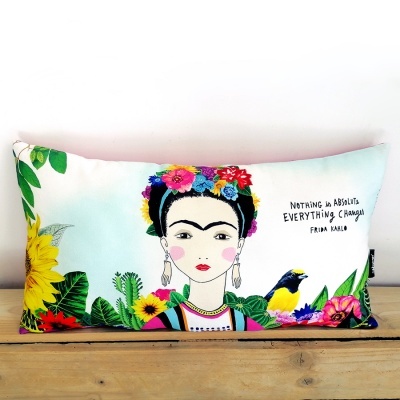 Almofada retangular com estampa colorida de Frida Kahlo e flores