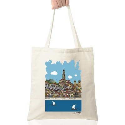 Tote bag creme com estampa colorida de cidade costeira e barcos