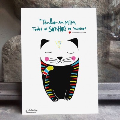 Postal ou cartaz com ilustração de gato preto colorido e texto de Fernando Pessoa sobre sonho.