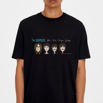 T-shirt preta com estampado dos membros da banda The Beatles e nomes