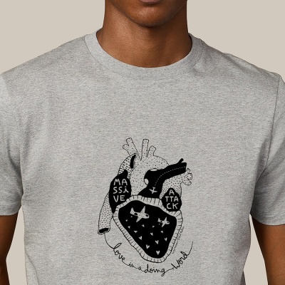 T-shirt cinzenta com estampado de coração anatómico e texto.
