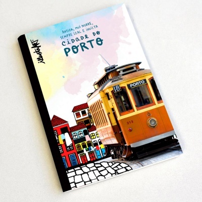 Caderno com capa ilustrada de elétrico amarelo e casas coloridas na Cidade do Porto