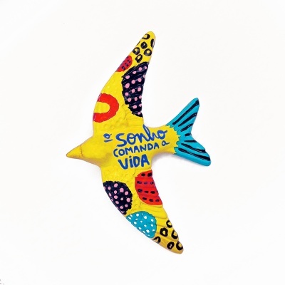 Pássaro decorativo colorido em cerâmica com texto em português