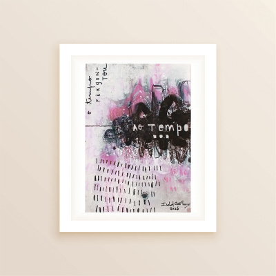 Quadro abstrato com tons de rosa, preto e branco, texto manuscrito, emoldurado na parede bege.