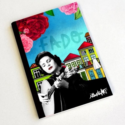Capa colorida de caderno com mulher a tocar guitarra e o texto FA-DE