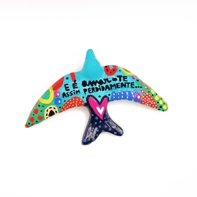 Delfim colorido em cerâmica pintado à mão com texto em português