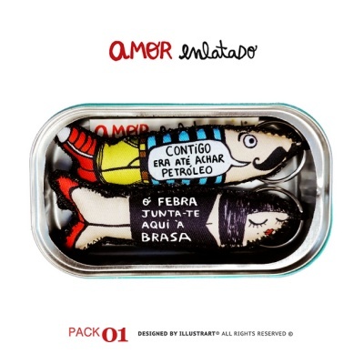 Duas figuras ilustrativas em tecido dentro de lata metálica com texto em português
