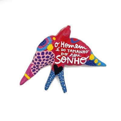 Peixe decorativo colorido em madeira com frase em português