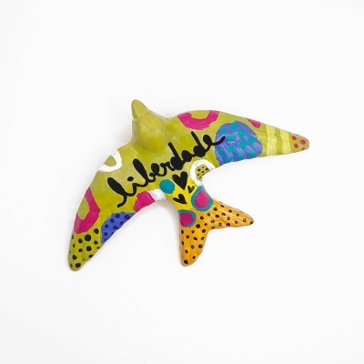 Sereia decorativa colorida em cerâmica pintada à mão