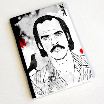 Caderno com ilustração preto e branco de homem, corvo e manchas vermelhas.