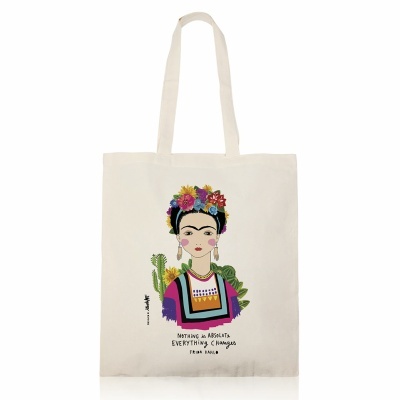 Saco de tecido branco com ilustração colorida de Frida Kahlo e texto inspirador.