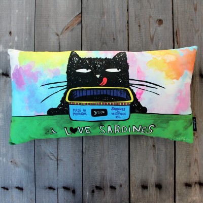 Almofada retangular com gato preto e lata de sardinhas em fundo colorido