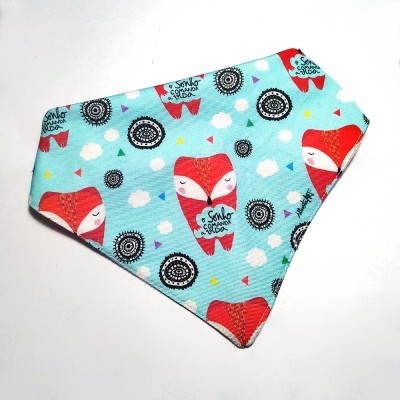 Bandana triangular azul claro com raposas e texto SONHAR COM ODOS