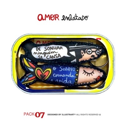 Caixa metálica amarela com dois peixes de tecido ilustrados e texto motivacional dentro