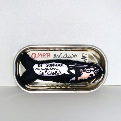Lata de conserva com figura de peixe preta em tecido e texto 