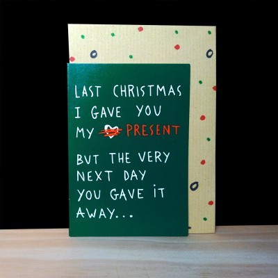 Cartão verde com texto em branco e vermelho em frente a caixa bege com bolinhas coloridas