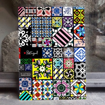 Azulejos portugueses coloridos com padrões geométricos e florais e a palavra PORTUGAL