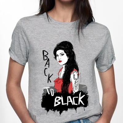 T-shirt cinzenta com desenho de mulher e texto 'BACK TO BLACK'