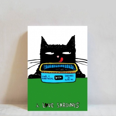Cartaz com desenho de gato preto e lata azul de sardinhas em azeite, com texto em inglês e português, fundo branco e verde