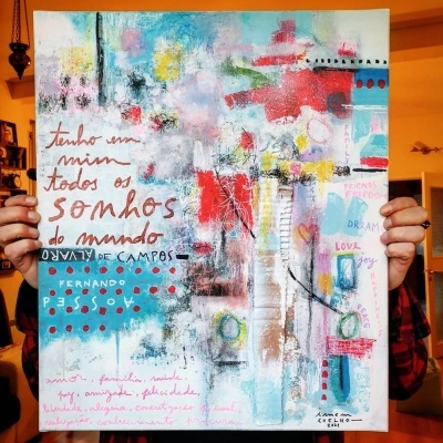 Tela abstrata colorida com texto manuscrito em português e assinatura de autores famosos