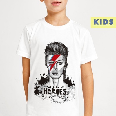 Camisola branca com estampa do rosto de David Bowie e texto We can be heroes