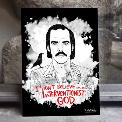 Pôster preto e branco com ilustração de homem e texto vermelho I DON'T BELIEVE in an INTERVENTIONIST GOD