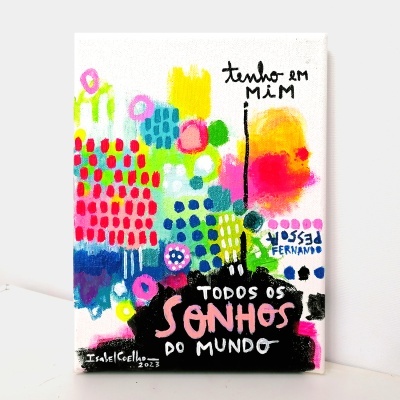 Quadro abstrato colorido com texto em português e assinatura do artista