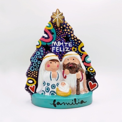 Figurinha natalícia da Sagrada Família colorida em cerâmica com textos 'NOITE FELIZ' e 'familia'