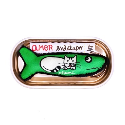 Brinquedo peixe verde com gato ilustrado dentro de lata com etiqueta 'AMOR enlatado'