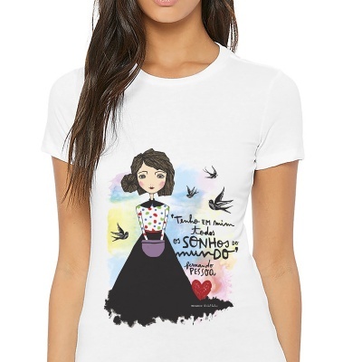 T-shirt branca com estampa de rapariga e texto em português