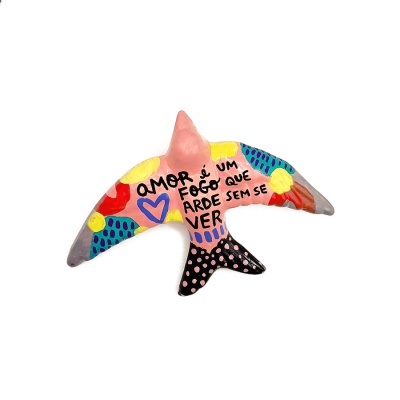 Pássaro colorido decorativo em cerâmica com texto