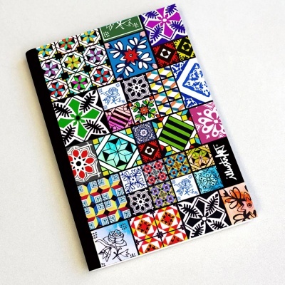 Caderno com padrões geométricos coloridos em quadrados