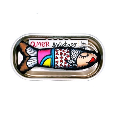 Lata metálica com almofada colorida em forma de peixe com texto AMOR enlatado