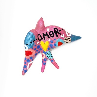 Escultura colorida em forma de estrela do mar com texto 'AMOR'