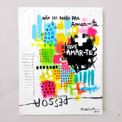 Quadro abstrato colorido com texto em português e assinatura do artista