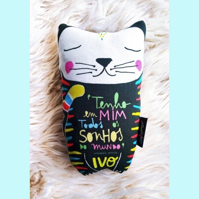 Almofada em forma de gato com texto colorido em português