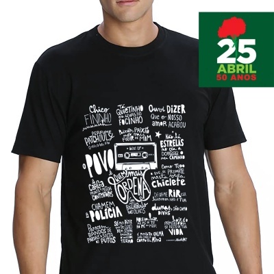 T-shirt preta com texto branco relacionado com o 25 de Abril
