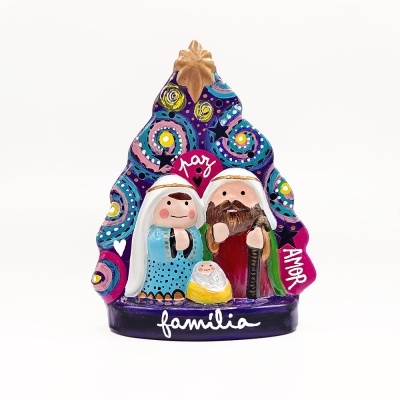 Escultura cerâmica família de Natal com padrão colorido e texto paz amor família