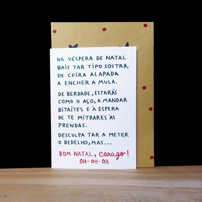 Cartão de Natal em português com envelope bege pontilhado em fundo preto