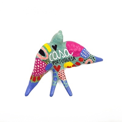 Escultura colorida em forma de cavalo com texto 'casa PORTUGUESA'