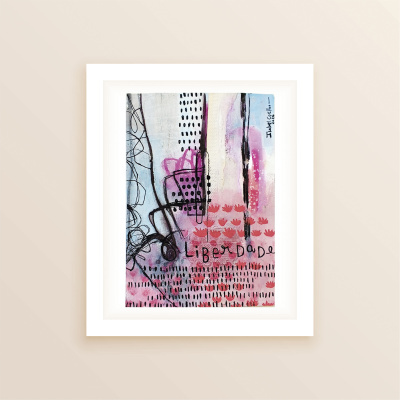 Pintura abstrata emoldurada com cores azul, rosa e branco, padrões de pontos e linhas, com texto Liberdade e assinatura Isabel Coelho 2020.