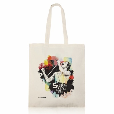 Saco de tecido branco com imagem colorida de cantor e texto SHOW MUST GO ON