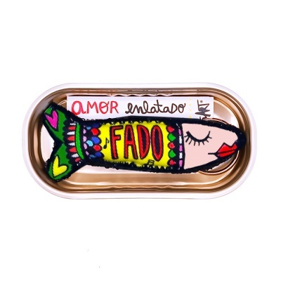 Lata metálica dourada com ilustração colorida de peixe e palavra 'FADO'
