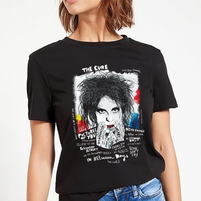T-shirt preta com estampado de rosto estilizado e texto THE CURE