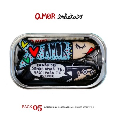 Embalagem metálica com dois peixes de tecido coloridos e texto amor enlatado