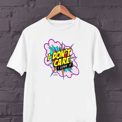 T-shirt branca com estampado colorido e texto em estilo pop art