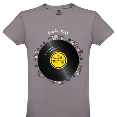 T-shirt cinzenta com estampa de disco de vinil e casas ao redor