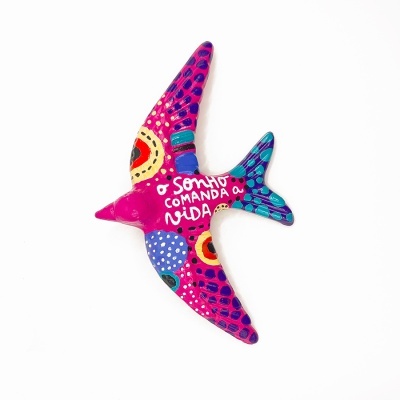 Pássaro decorativo colorido com texto em cerâmica